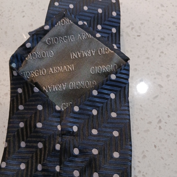 Giorgio Armani Tie Set includes cufflinks and pocket hankie - 100% silk - Picture 3 of 9
